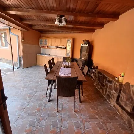 Guest house Langa Manastirea Izbuc *